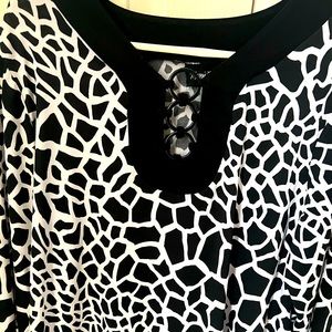 Beautiful black and white top. Three circles add to the sexiness of the top.